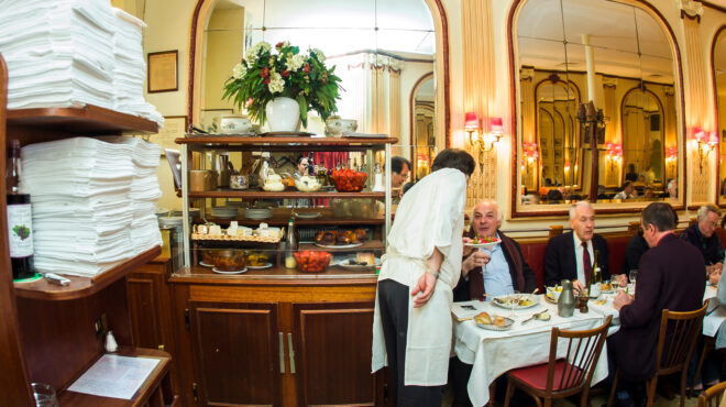 chez-georges-το-ιστορικό-μπιστρό-της-rue-du-mail-και-ένα-γε-564062689