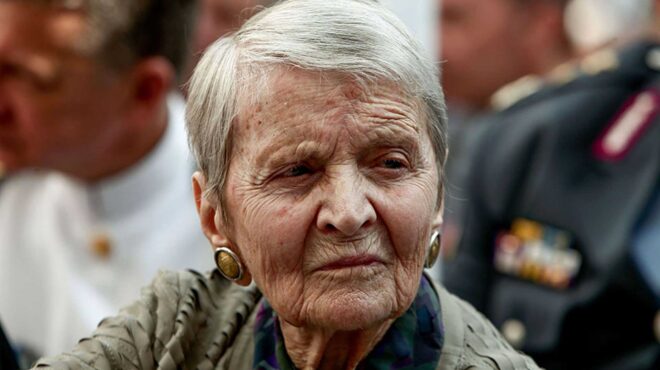 μια-ιστορικός-στους-δελφούς-564091372