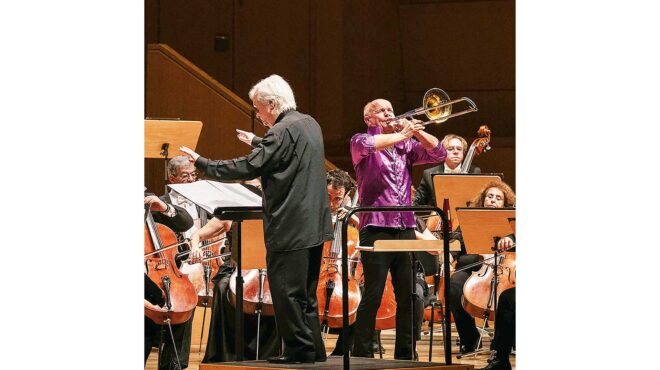 αμήχανη-συναυλία-με-λαμπερό-σολίστα-564091390