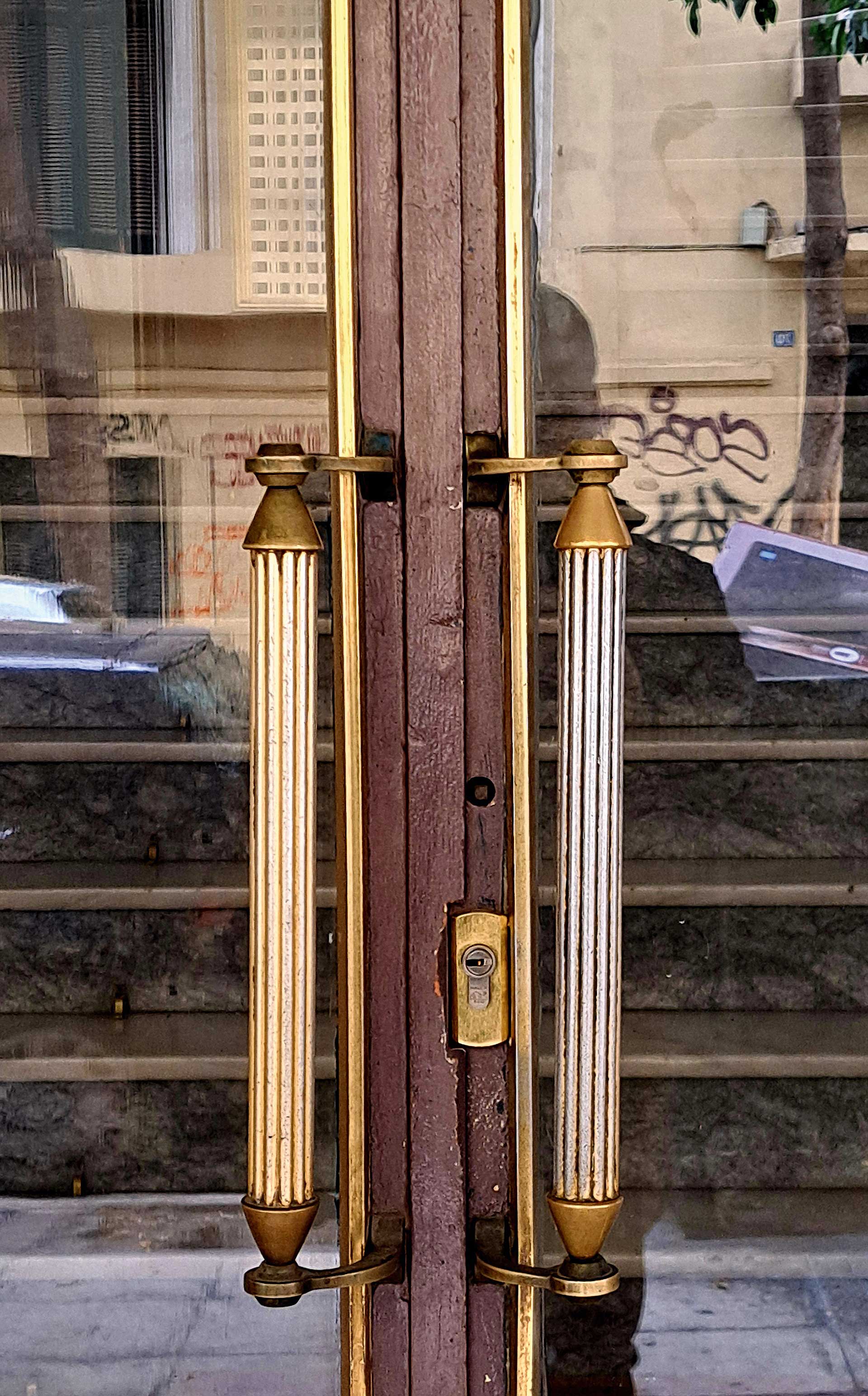 Νεάπολη: Οι πολυκατοικίες της Ιπποκράτους-2