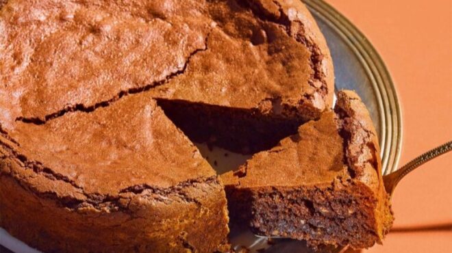 σοκολατένιο-κέικ-με-αλεύρι-αμυγδάλου-to-564067603