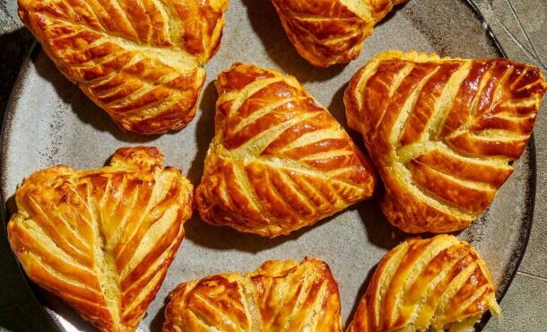 μηλοπιτάκια-με-σφολιάτα-chaussons-aux-pommes-564055675