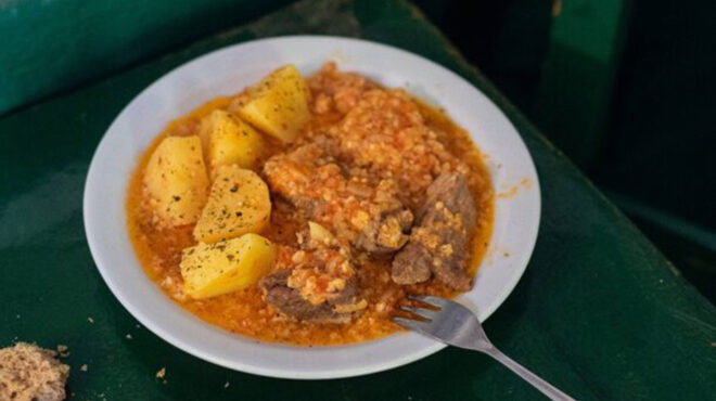 χοιρινό-με-τον-χόντρο-564076267