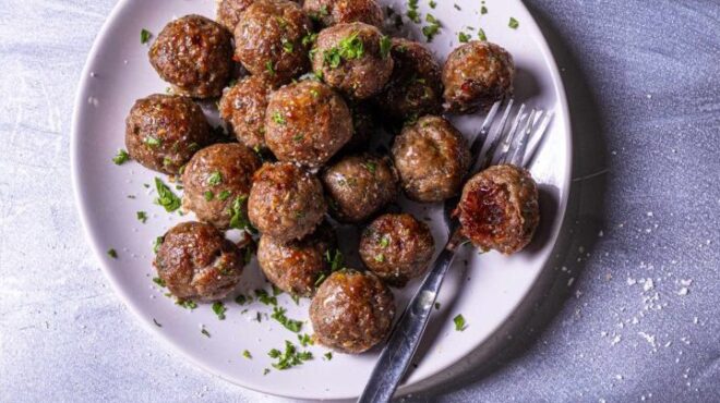 χοιρινοί-κεφτέδες-με-πάπρικα-και-ούζο-564081874