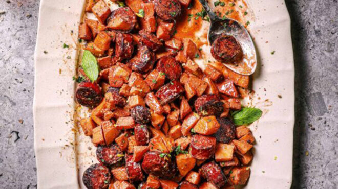 λουκάνικα-χωριάτικα-με-κυδώνια-και-μο-564080434