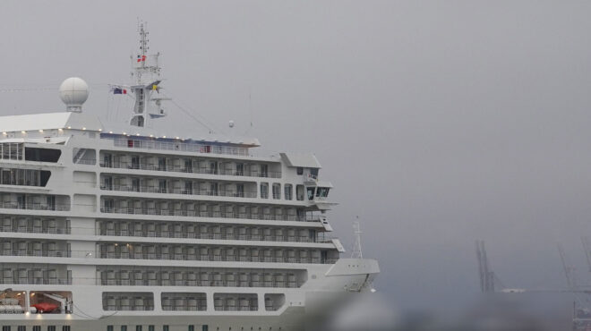 ακυβέρνητο-κρουαζιερόπλοιο-στο-λιμά-564079492