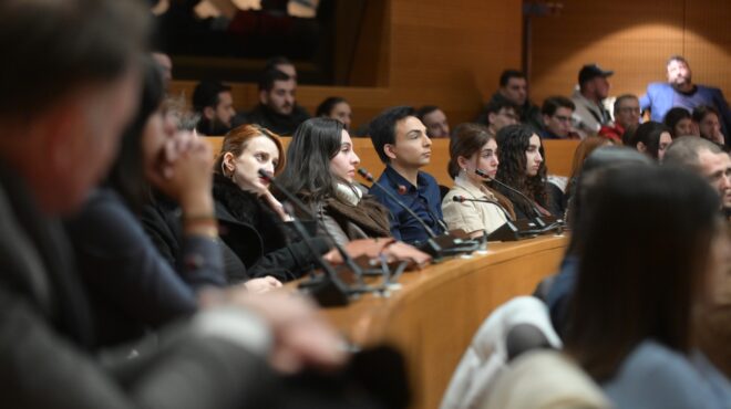 στις-κάλπες-οι-νέοι-17-28-ετών-564077215