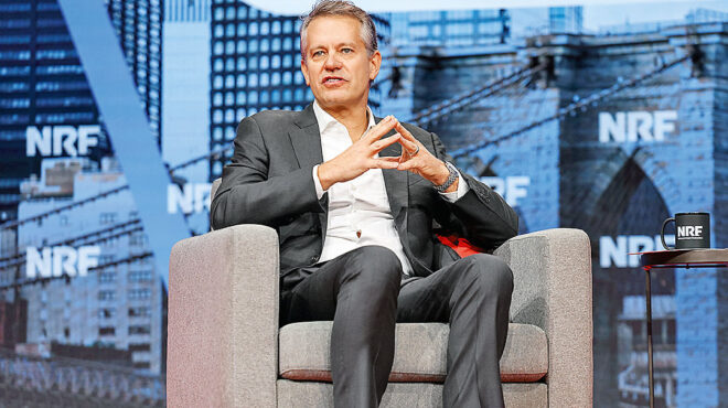 ο-νέος-ceo-της-walmart-ξεκίνησε-γεμίζοντας-ράφι-564057400