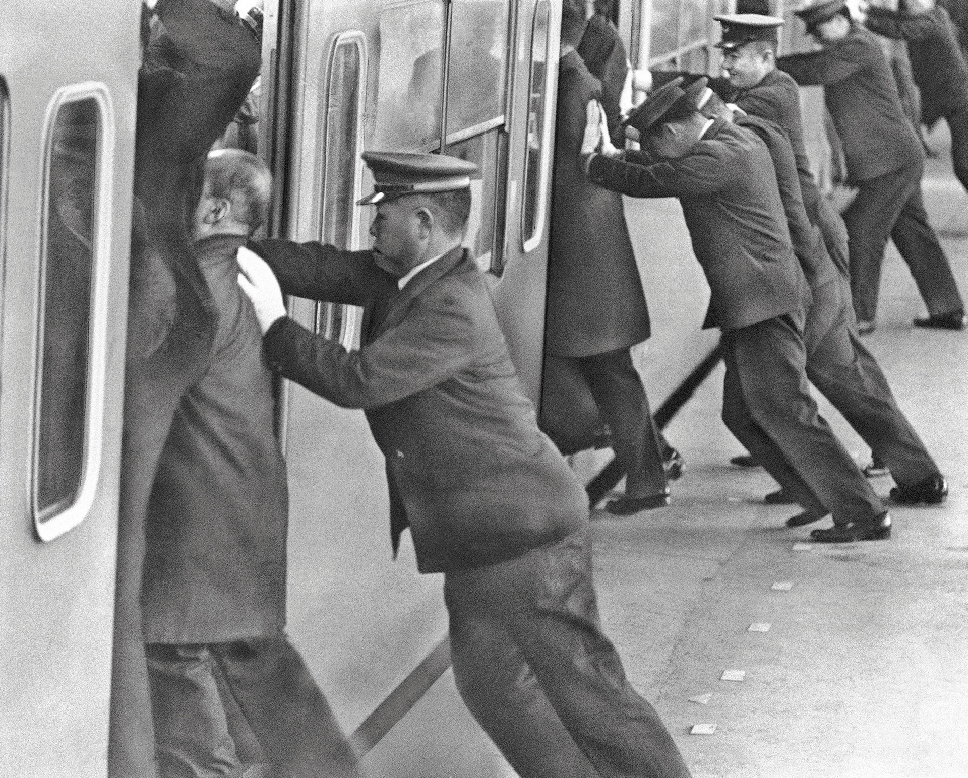 Ο γόρδιος δεσμός με τα Ι.Χ., οι «κόκκινες ώρες», και το μαρτυρολόγιο επιβατών ΜΜΜ-1