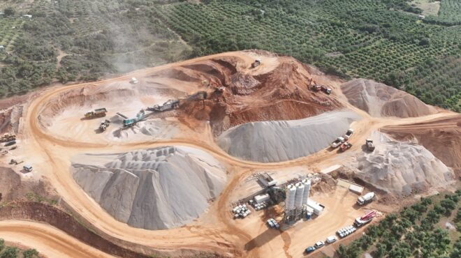 ομιλος-aktor-και-metlen-μπαίνουν-στον-αυτοκινητ-564063568