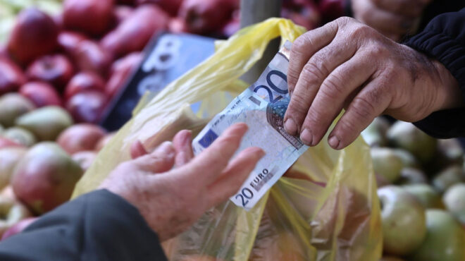 ο-μισθός-τελειώνει-στις-18-κάθε-μήνα-για-564059917