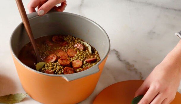 φακές-με-χωριάτικο-λουκάνικο-και-τυρί-564081868