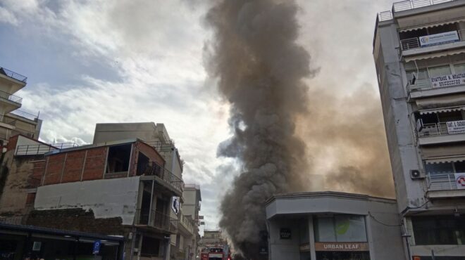 αγρίνιο-φωτιά-σε-κατάστημα-στο-κέντρο-564054883