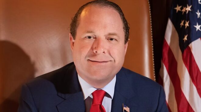 νυτ-συνεργασία-συμμάχου-του-τραμπ-με-τ-564088186