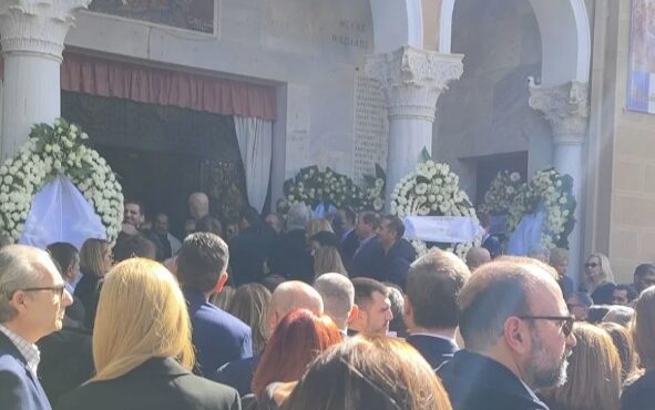 συγκίνηση-στην-κηδεία-του-γιώργου-γερ-564079141