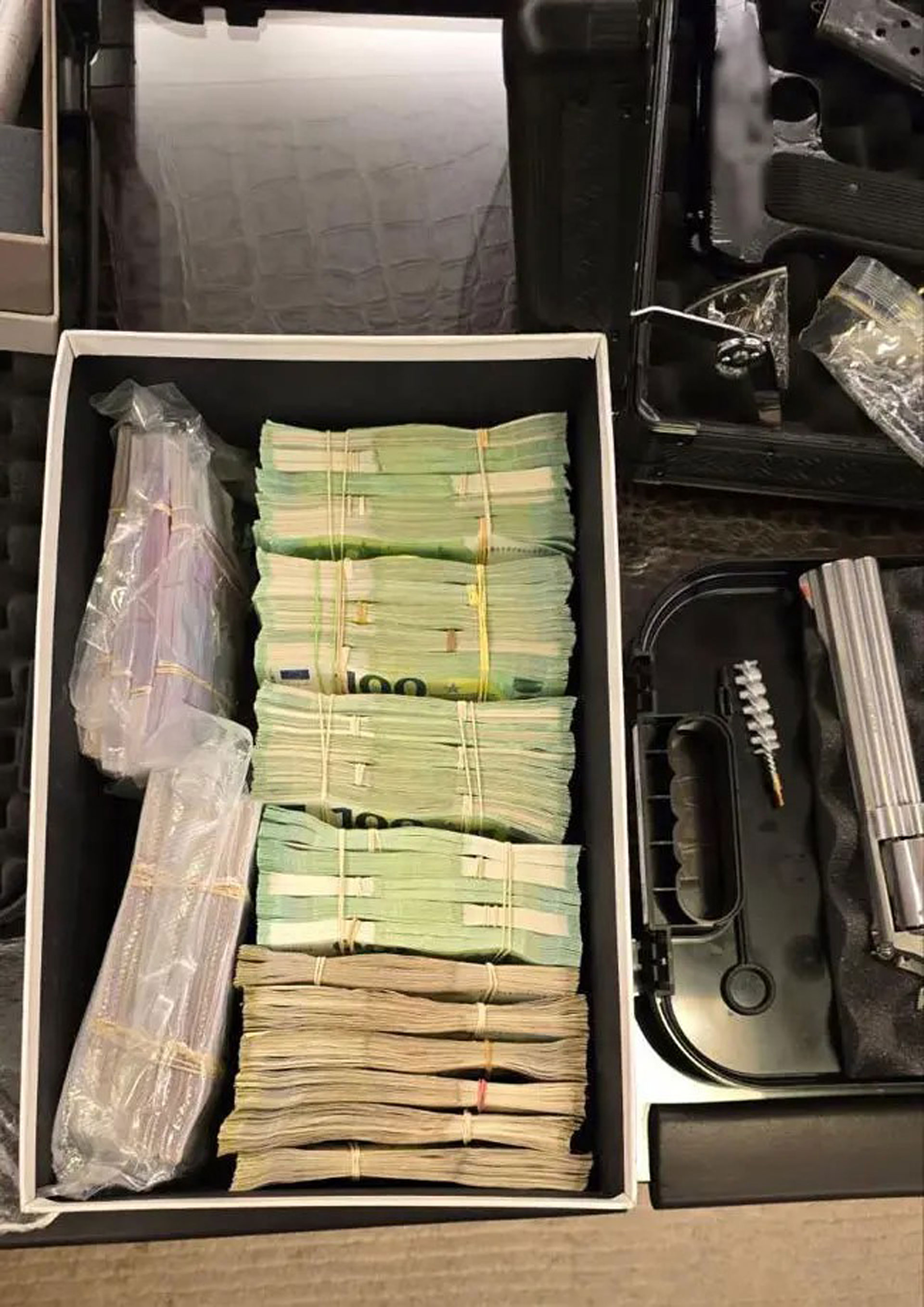 «Οι Κινέζοι, τα πορτοκαλί και τα καρούμπαλα»: οι κωδικές ονομασίες της οργάνωσης με τα λαθραία τσιγάρα-4