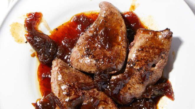 συκώτι-με-κρεμμύδια-στο-τηγάνι-μια-λατ-564073861