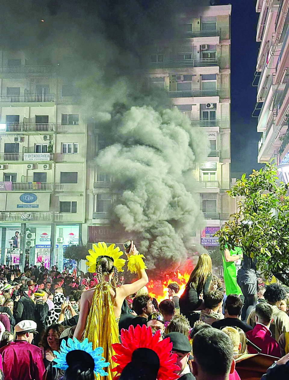 «Ξερίζωσαν δέντρα, άναψαν φωτιές»: Το Καρναβάλι της Πάτρας προσφεύγει στη Δικαιοσύνη για τους βανδαλισμούς-1