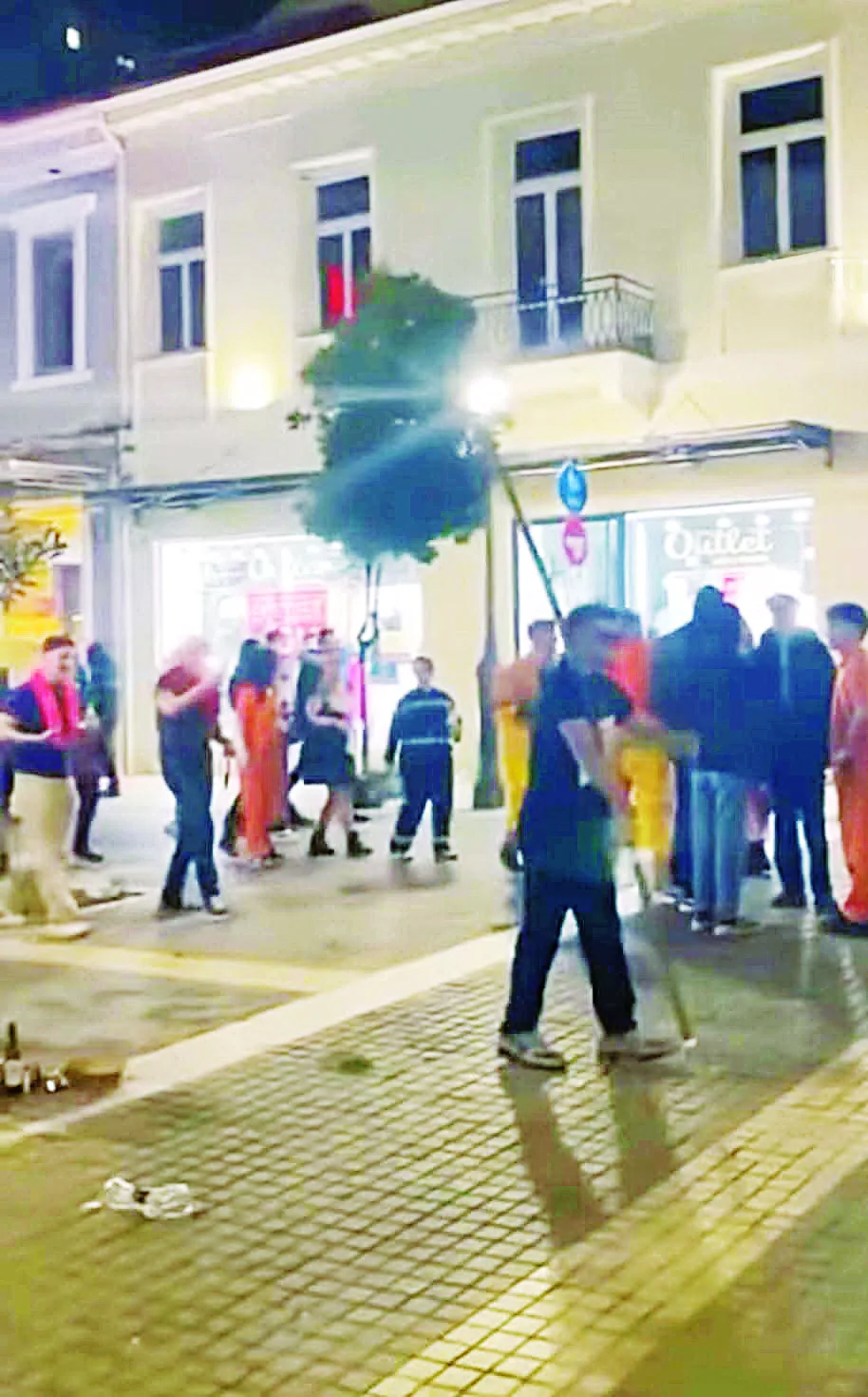 «Ξερίζωσαν δέντρα, άναψαν φωτιές»: Το Καρναβάλι της Πάτρας προσφεύγει στη Δικαιοσύνη για τους βανδαλισμούς-2