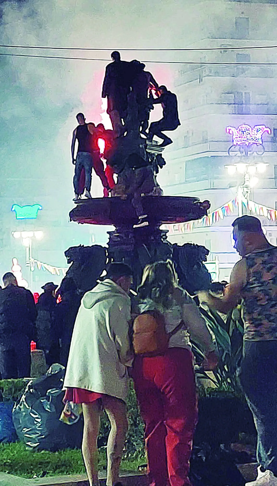 «Ξερίζωσαν δέντρα, άναψαν φωτιές»: Το Καρναβάλι της Πάτρας προσφεύγει στη Δικαιοσύνη για τους βανδαλισμούς-3