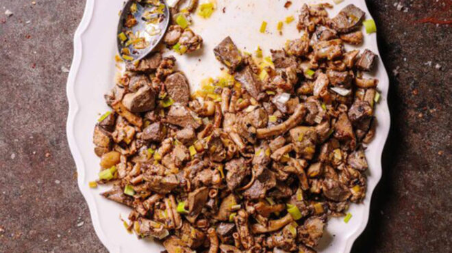 κοκορέτσι-λυμένο-στο-τηγάνι-με-πράσ-564070195