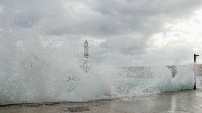 απαγορευτικό-απόπλου-δεμένα-τα-πλοία-564079417