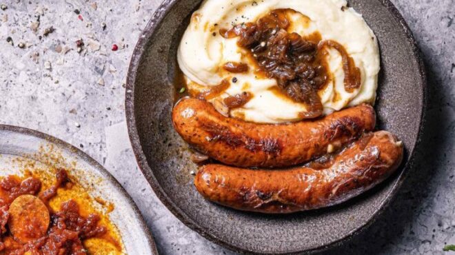 λουκάνικα-με-μπίρα-και-καραμελωμένα-κ-564097411