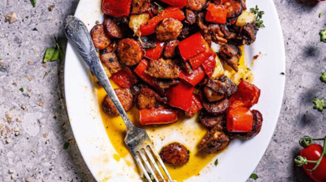 λουκάνικα-με-σύγλινο-και-πιπεριές-φλω-564092671