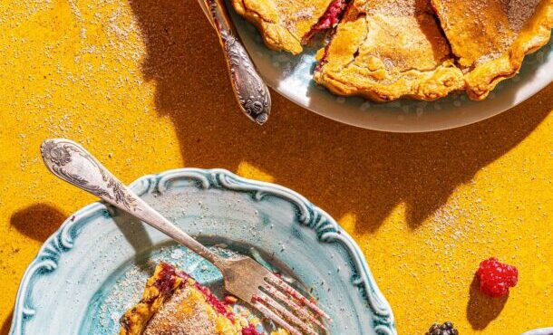 μηλόπιτα-με-μούρα-και-ζύμη-με-ελαιόλαδ-564099478