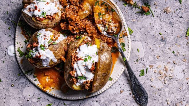 πατάτες-οφτές-με-κιμά-από-λουκάνικο-κα-564073846