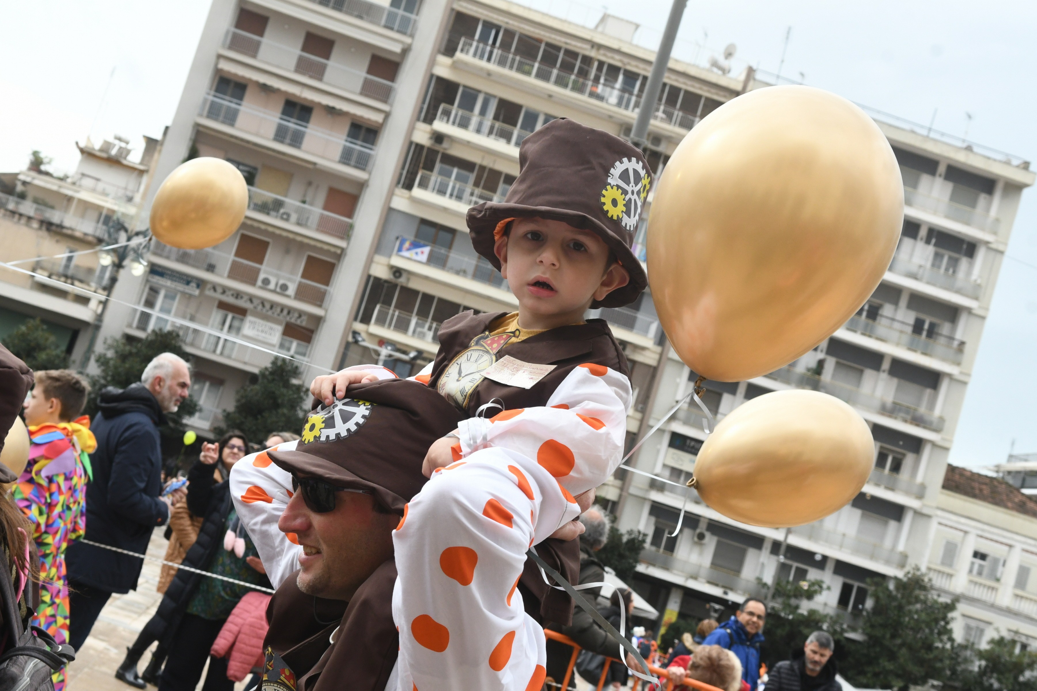 Πάνω από 20.000 μικροί καρναβαλιστές ξεχύθηκαν στους δρόμους της Πάτρας-2