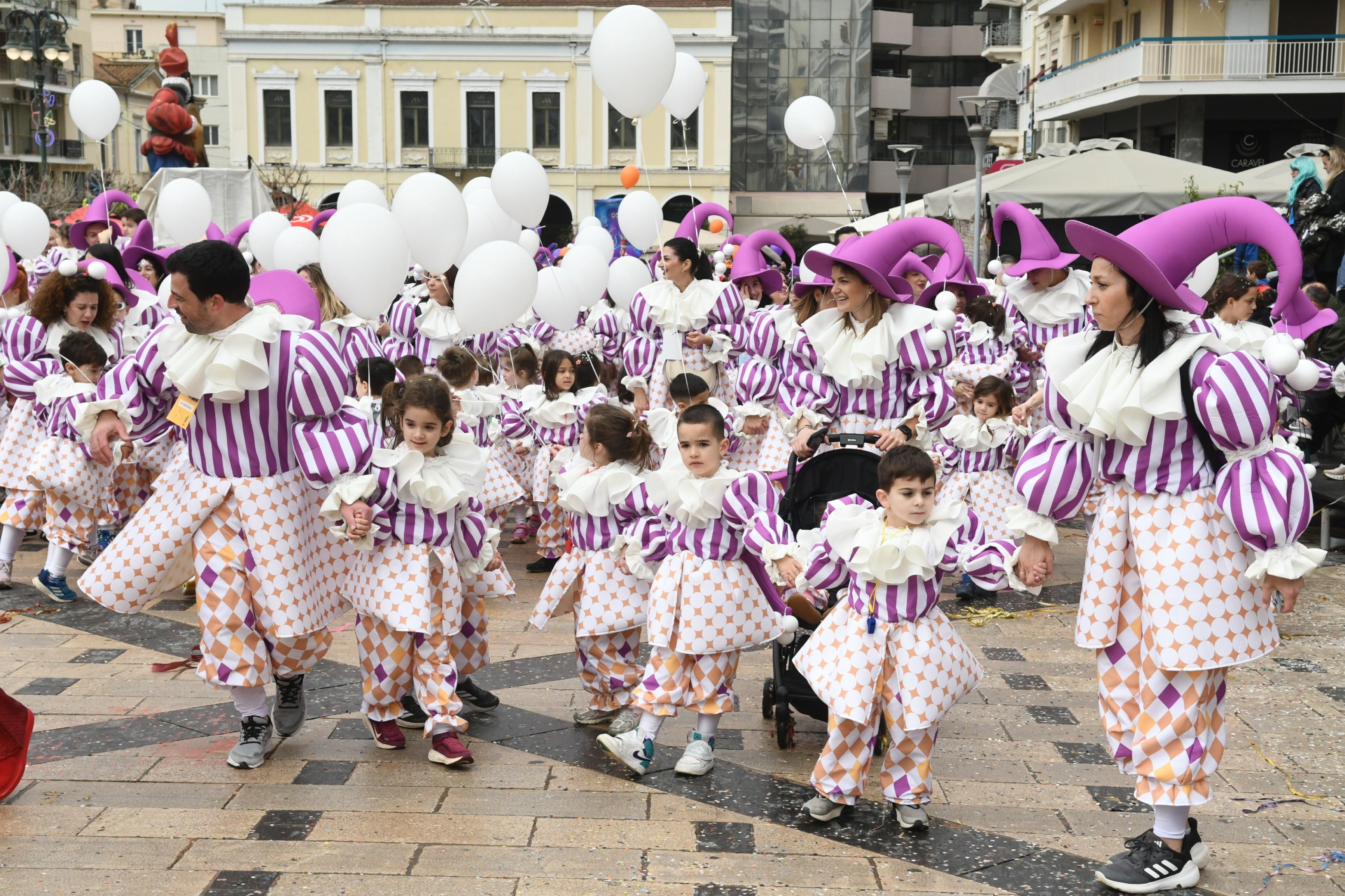 Πάνω από 20.000 μικροί καρναβαλιστές ξεχύθηκαν στους δρόμους της Πάτρας-4