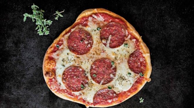 πίτσα-με-πεκορίνο-αμφιλοχίας-και-λευκ-564061597