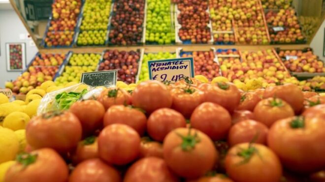 ακρίβεια-και-φόροι-ψαλιδίζουν-τις-αυξ-564059803