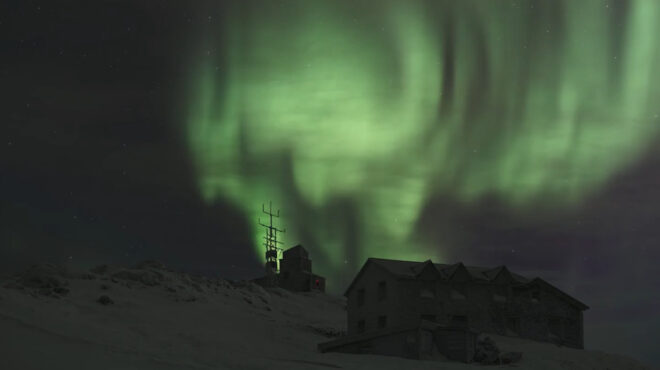 βόρειο-σέλας-η-αιώνια-σκοπιά-της-νορ-564093928