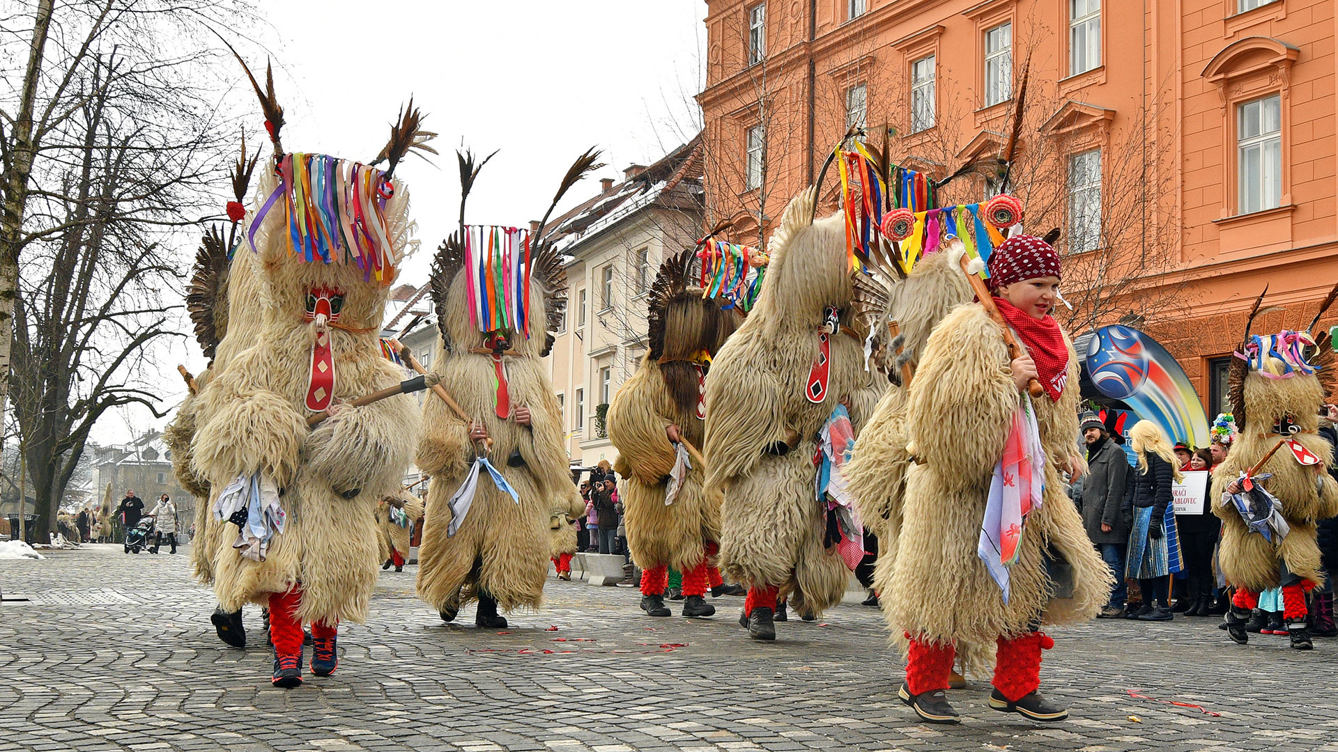 Τα μικρά καρναβάλια της Ευρώπης κρατούν ζωντανές παραδόσεις αιώνων-4