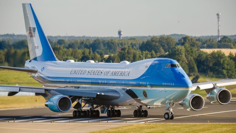 To Air Force One αλλάζει χρώμα με… σφραγίδα Τραμπ-1