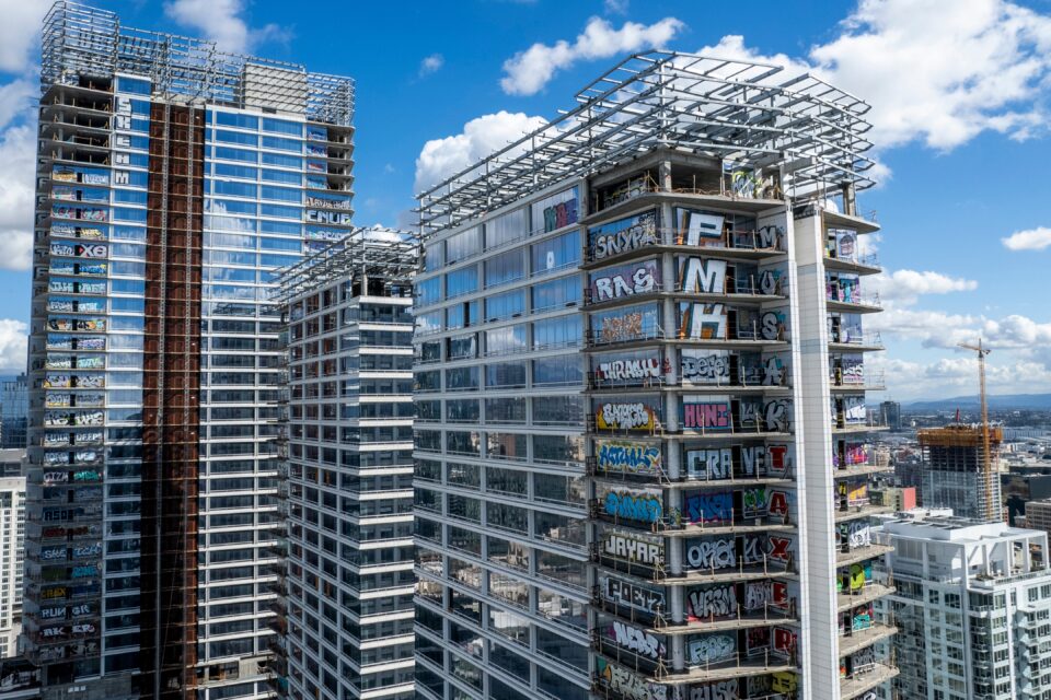 Λος Aντζελες: Οι ημιτελείς «πύργοι γκράφιτι» βρήκαν αγοραστή μετά από επτά χρόνια-2