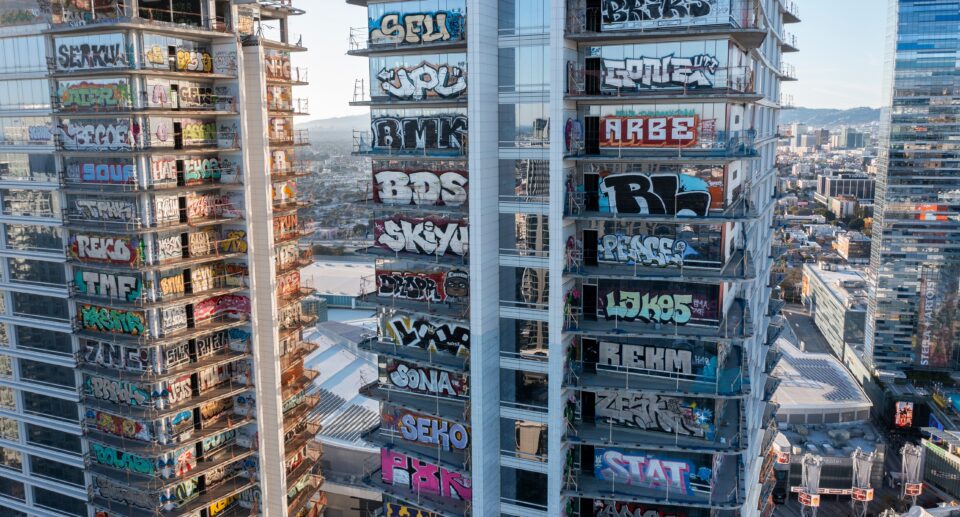 Λος Aντζελες: Οι ημιτελείς «πύργοι γκράφιτι» βρήκαν αγοραστή μετά από επτά χρόνια-1