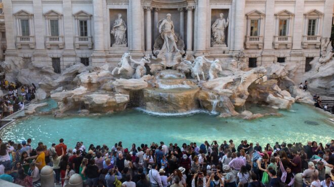 italia-dichazei-to-eisitirio-stin-fontana-nti-trevi-564055396