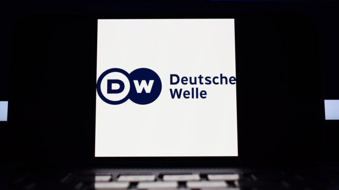 με-ένα-μικρόφωνο-πολεμούσαν-κάθε-βρ-564085828