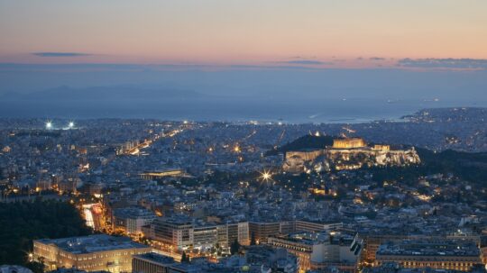 Alpha Bank: «Καμπανάκι» για τις αντοχές των υποδομών και τον κίνδυνο κορεσμού