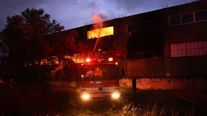 σπάτα-υπό-μερικό-έλεγχο-η-φωτιά-σε-αποθ-564092029