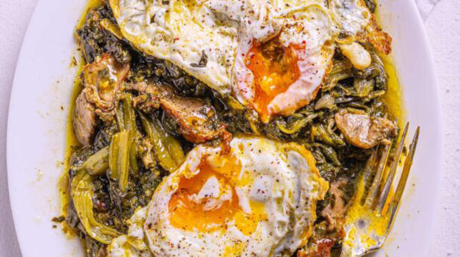 σύγλινο-με-χόρτα-και-αυγά-τηγανητά-564084148