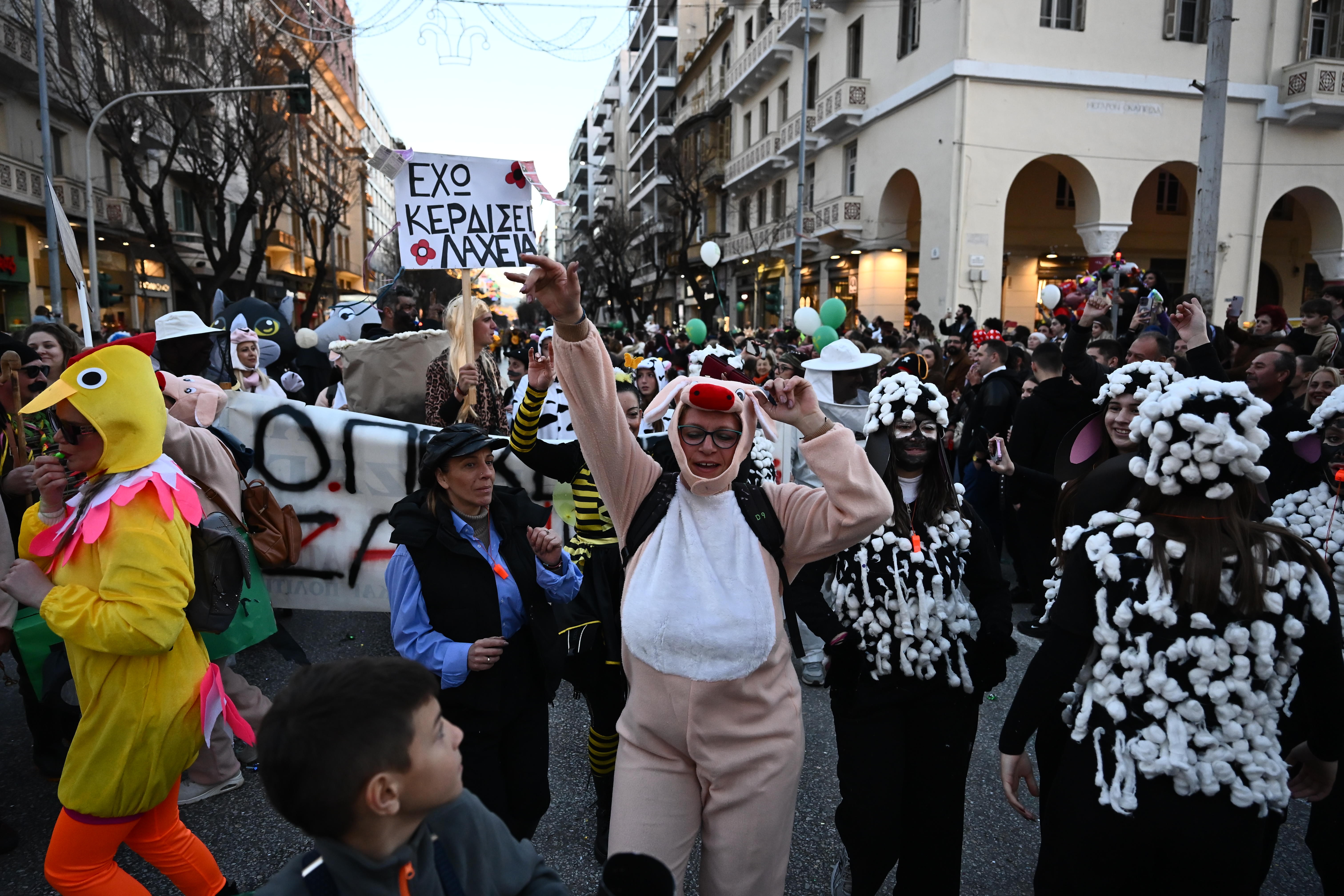 Χιλιάδες καρναβαλιστές στους δρόμους της Θεσσαλονίκης-4