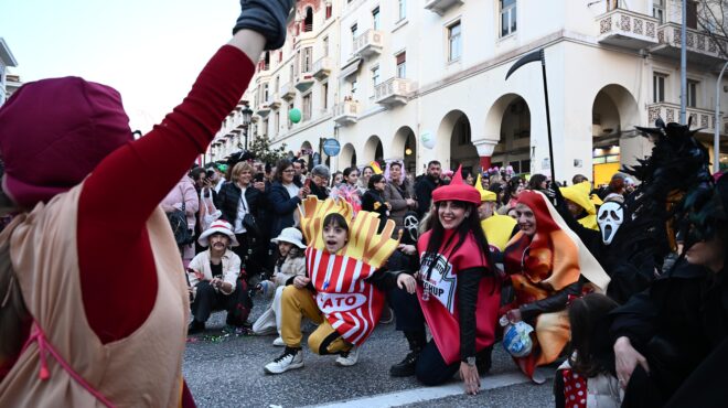 χιλιάδες-καρναβαλιστές-στους-δρόμου-564079891