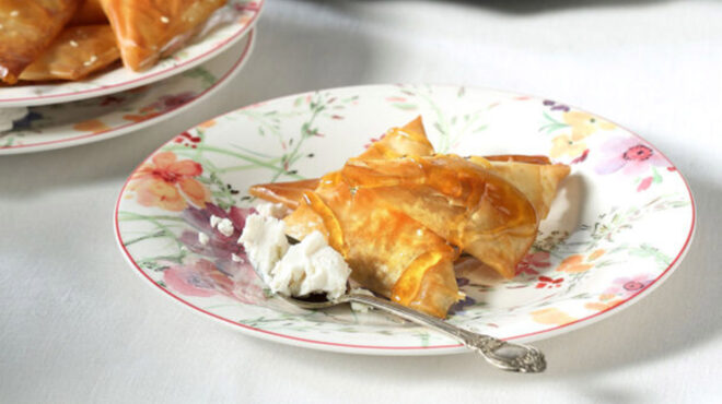 τραγανά-τρίγωνα-από-φύλλα-κρούστας-με-564094783