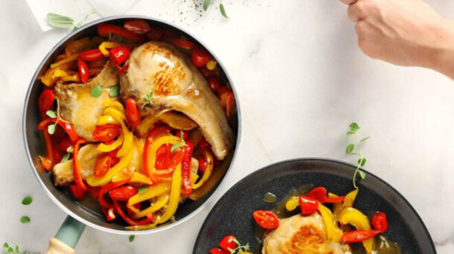 χοιρινές-μπριζόλες-κρασάτες-με-ντομα-564080455