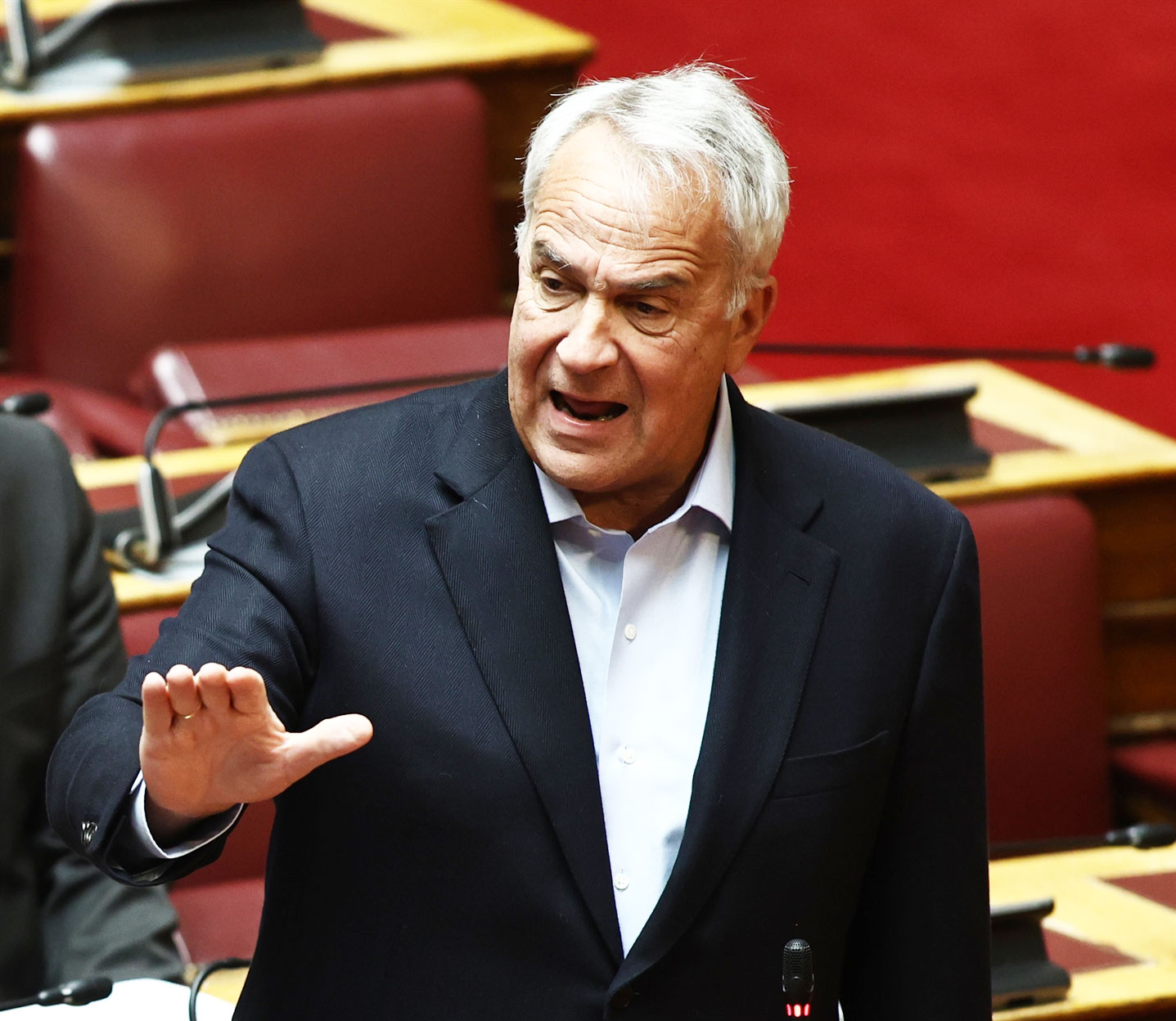 Θεωρείο: Αγριεύει το ματς…-1