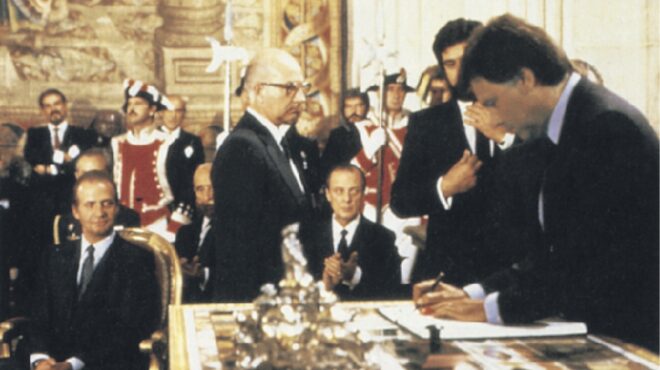 η-εοκ-διευρύνει-τη-δημοκρατία-στην-ε-564113479